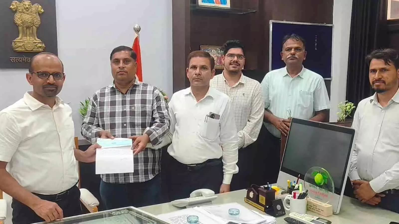 सवाई माधोपुर जिला कलक्टर काना राम को नलिनी फाउंडेशन प्रतिनिधि विद्यालय विकास का चेक सौंपते हुए।