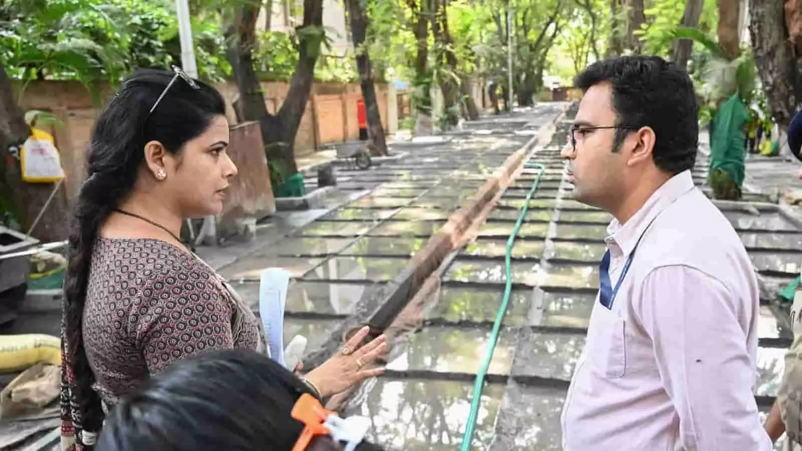 निर्माणाधीन सड़क पर महापौर रितु तावड़े अधिकारी से बात कर कार्य की गुणवत्ता का निरीक्षण कर रही हैं। निर्माणाधीन सड़क पर महापौर रितु तावड़े अधिकारी से बात कर कार्य की गुणवत्ता का निरीक्षण कर रही हैं।