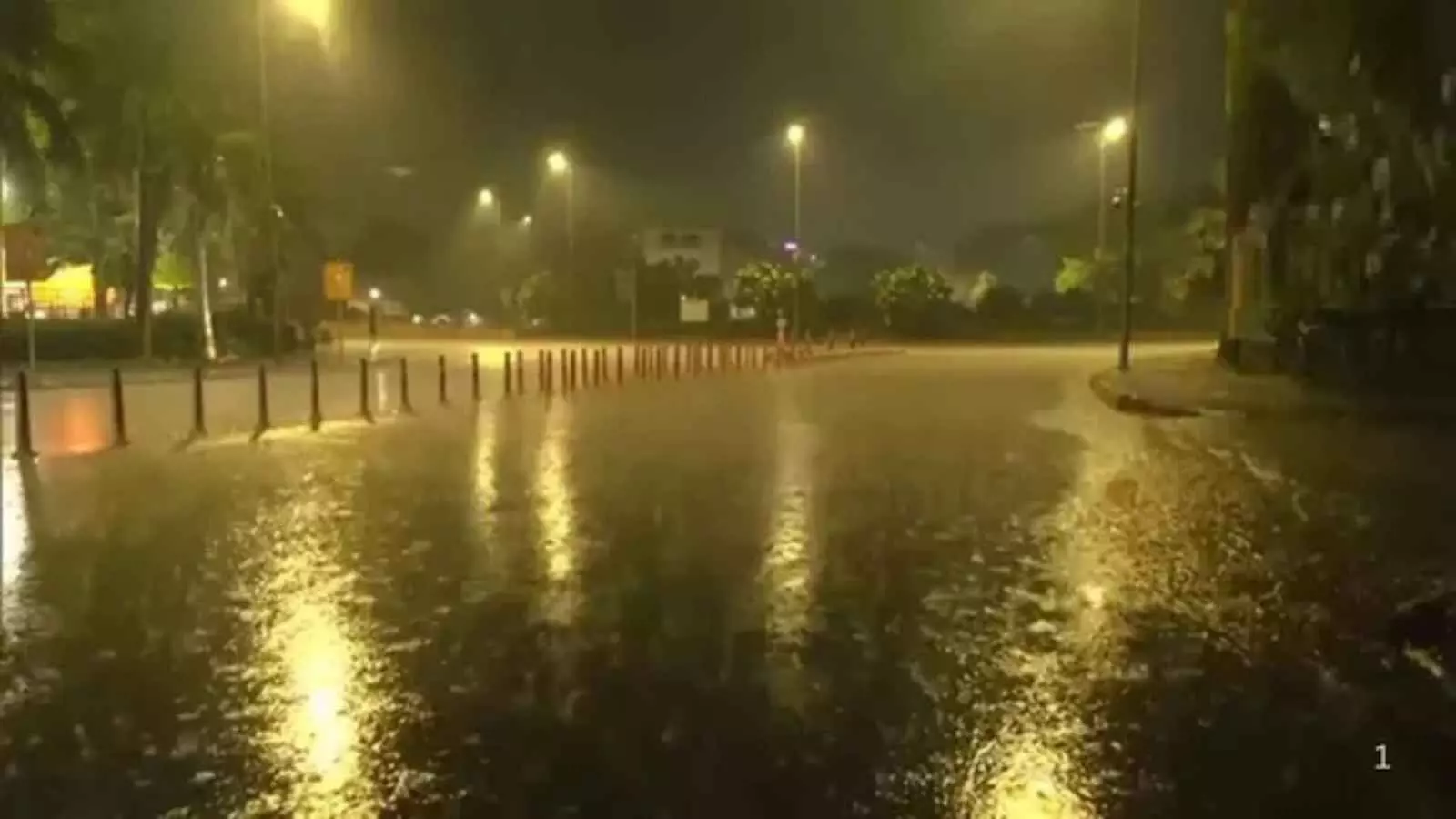 दिल्ली की सड़क पर जलजमाव और स्ट्रीट लाइट की रोशनी में बारिश का दृश्य। दिल्ली की सड़क पर जलजमाव और स्ट्रीट लाइट की रोशनी में बारिश का दृश्य।