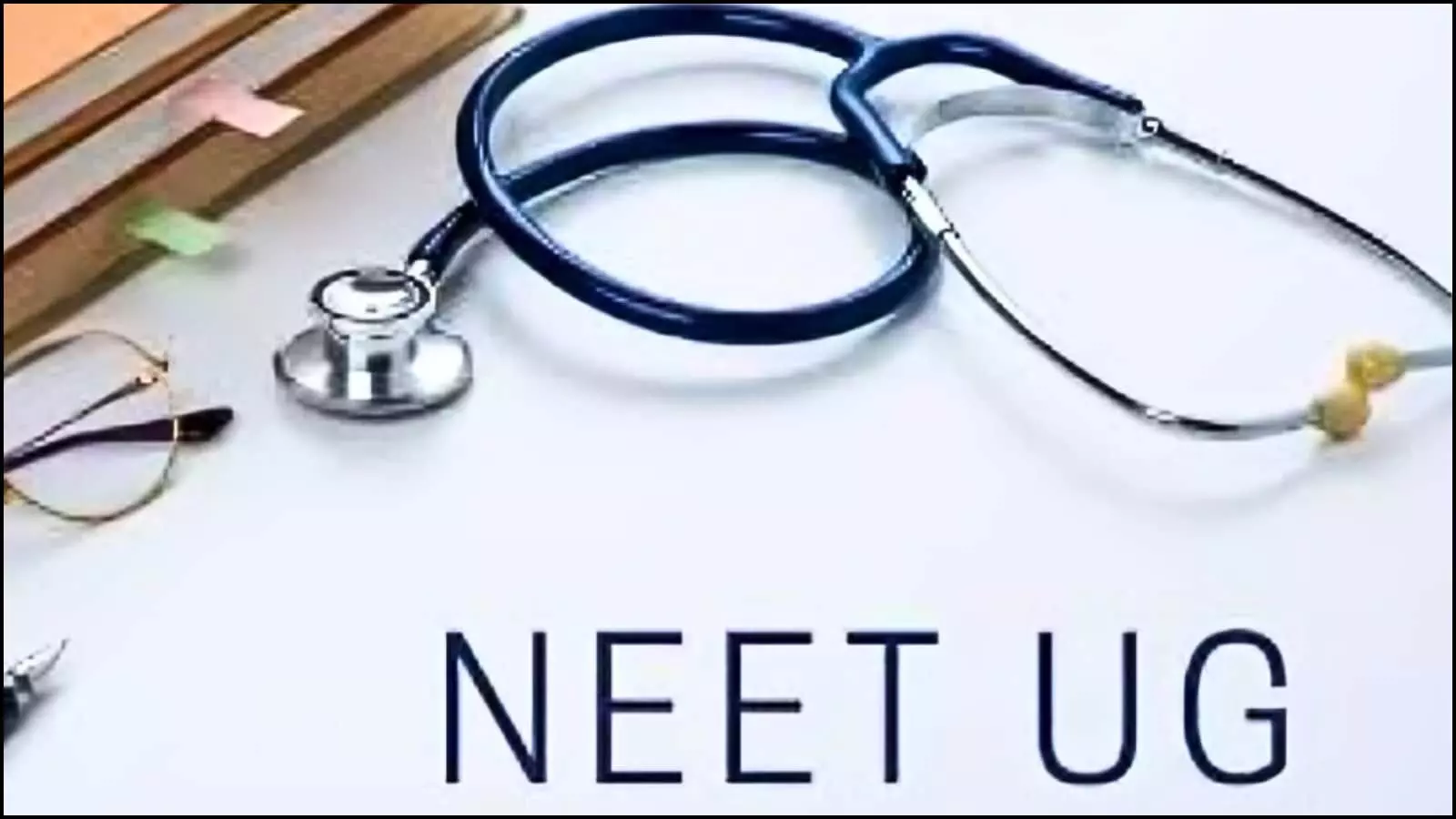 एक मेज पर रखे नीले स्टेथोस्कोप के साथ नीट परीक्षा के दस्तावेजों का दृश्य। एक मेज पर रखे नीले स्टेथोस्कोप के साथ नीट परीक्षा के दस्तावेजों का दृश्य।