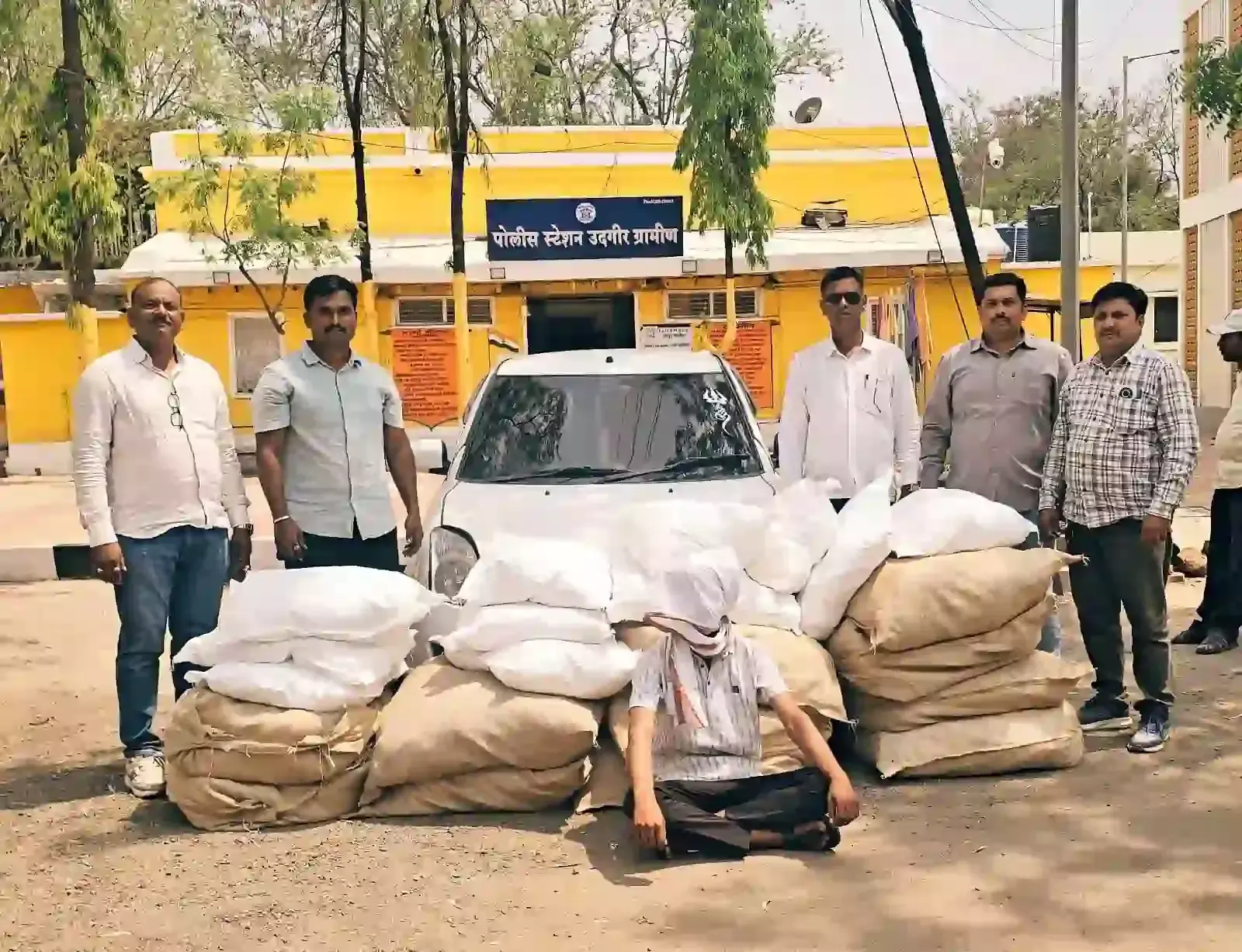 उदगीर पुलिस द्वारा जब्त किया गया प्रतिबंधित गुटका और सफेद रंग की स्विफ्ट कार डिग्रस पाटी क्षेत्र में रखी हुई। उदगीर पुलिस द्वारा जब्त किया गया प्रतिबंधित गुटका और सफेद रंग की स्विफ्ट कार डिग्रस पाटी क्षेत्र में रखी हुई।