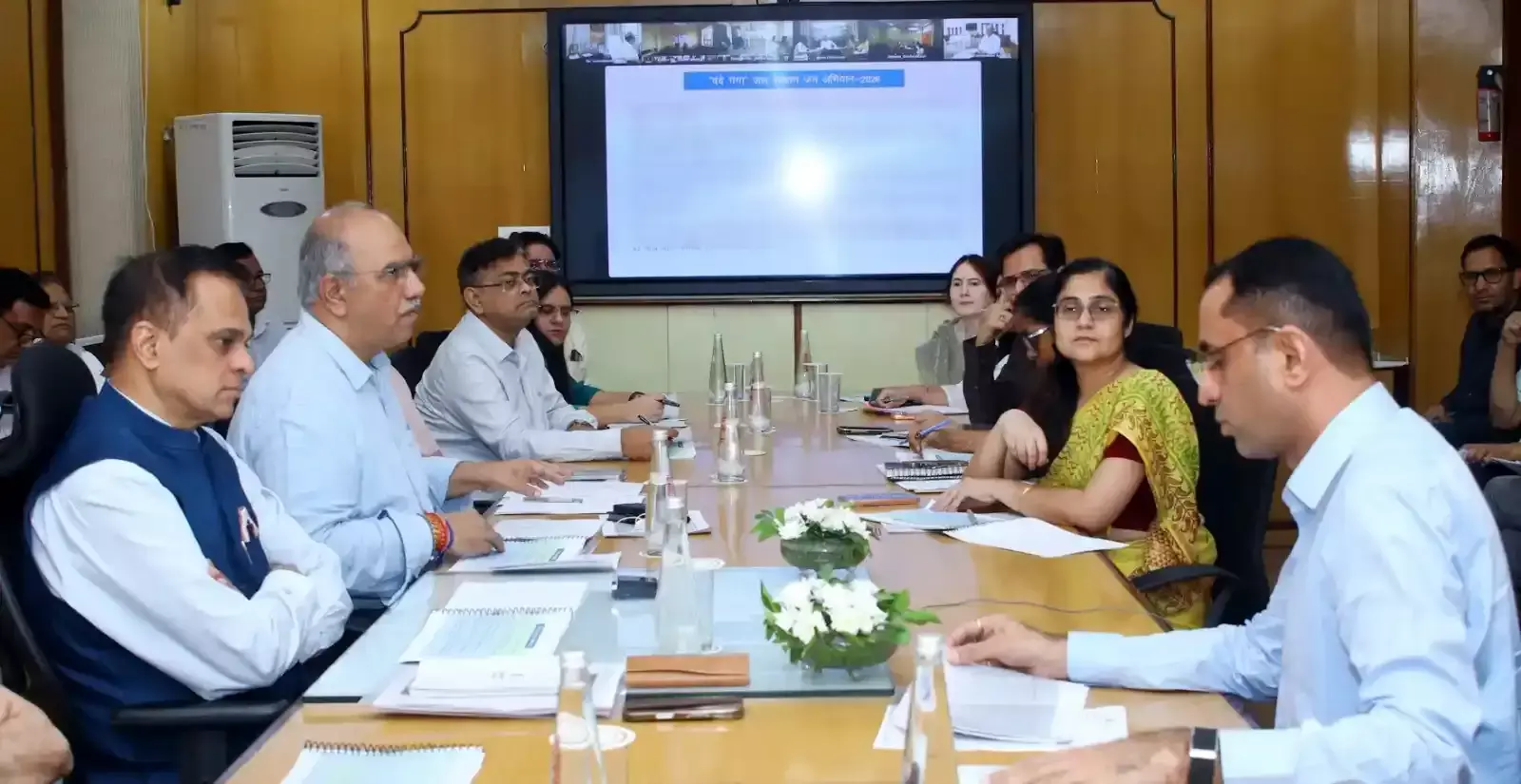 रेलवे मालगाड़ी के विशेष टैंक कंटेनरों में भरा जा रहा सीमेंट और माल ढुलाई की आधुनिक व्यवस्था। रेलवे मालगाड़ी के विशेष टैंक कंटेनरों में भरा जा रहा सीमेंट और माल ढुलाई की आधुनिक व्यवस्था।