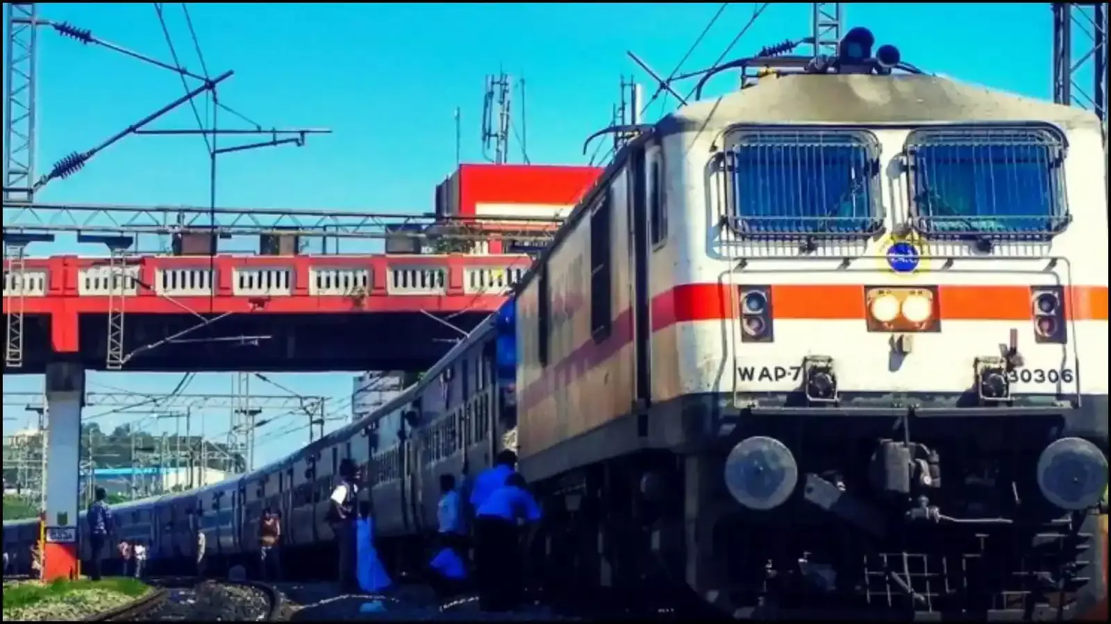 नई दिल्ली में भारतीय रेलवे के विशेष टैंक कंटेनर वैगन माल ढुलाई और लॉजिस्टिक्स सुधारों को दर्शाते हुए। नई दिल्ली में भारतीय रेलवे के विशेष टैंक कंटेनर वैगन माल ढुलाई और लॉजिस्टिक्स सुधारों को दर्शाते हुए।