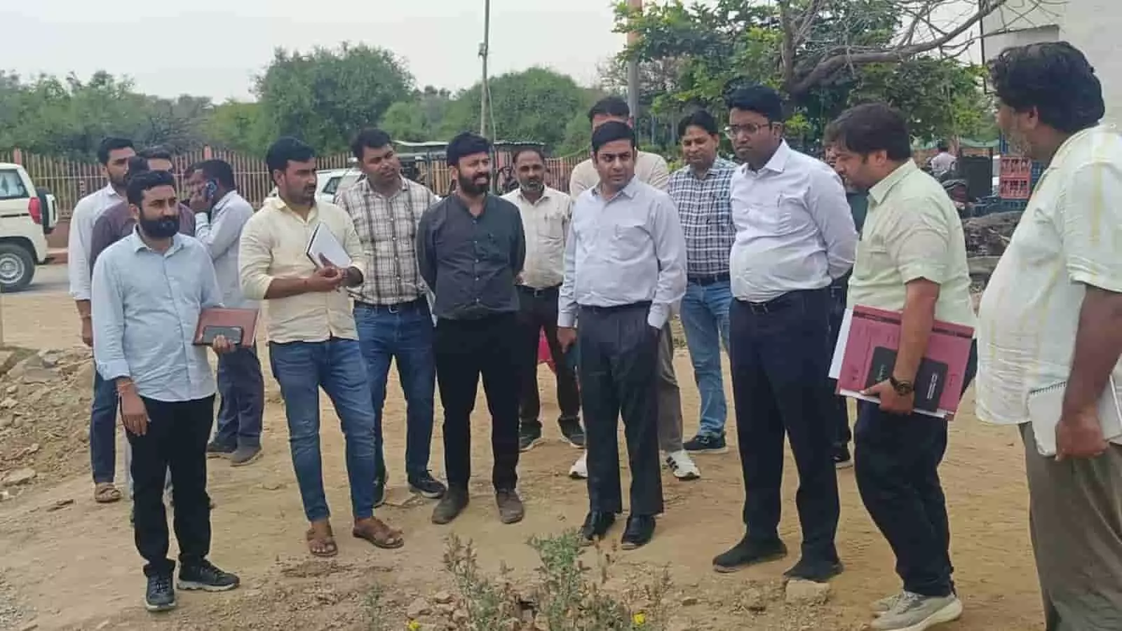पूंछरी में विकास कार्यों का निरीक्षण करते संयुक्त सचिव उत्सव कौशल और जिला कलेक्टर मयंक मनीष। पूंछरी में विकास कार्यों का निरीक्षण करते संयुक्त सचिव उत्सव कौशल और जिला कलेक्टर मयंक मनीष।