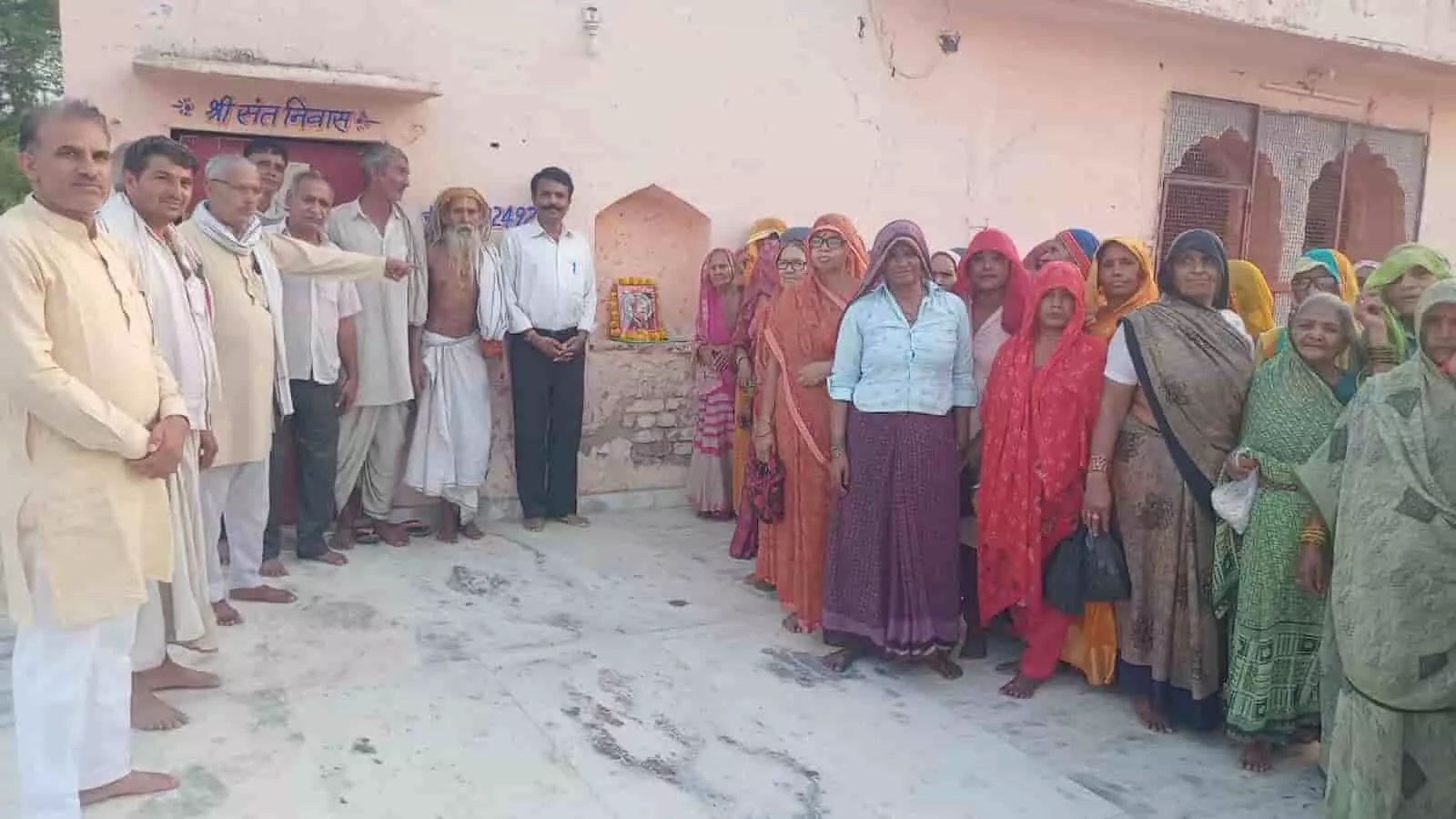 डीग के राजराजेश्वर मंदिर के बाहर गुर्जर समाज के पुरुष और महिलाएं पृथ्वीराज चौहान जयंती कार्यक्रम में सम्मिलित होते हुए। डीग के राजराजेश्वर मंदिर के बाहर गुर्जर समाज के पुरुष और महिलाएं पृथ्वीराज चौहान जयंती कार्यक्रम में सम्मिलित होते हुए।