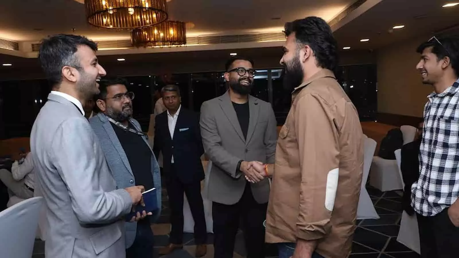 जयपुर के संडे होटल में बिजनेस मीट के दौरान बातचीत करते हुए विभिन्न ट्रैवल एजेंट और प्रतिनिधि।