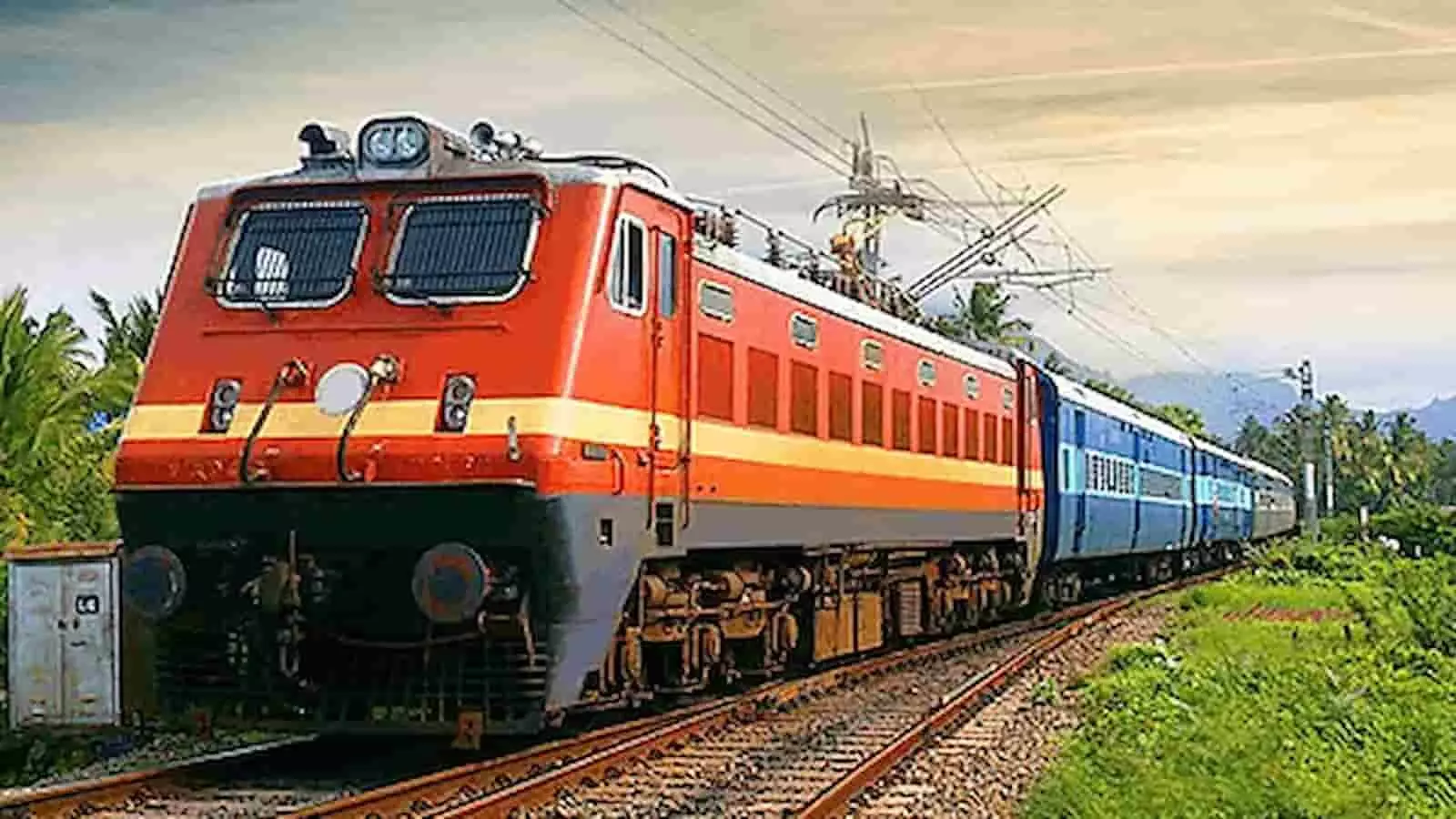 रेल की पटरियों पर दौड़ती मालगाड़ी का इंजन और पीछे जुड़े नीले रंग के सीमेंट टैंक कंटेनर। रेल की पटरियों पर दौड़ती मालगाड़ी का इंजन और पीछे जुड़े नीले रंग के सीमेंट टैंक कंटेनर।