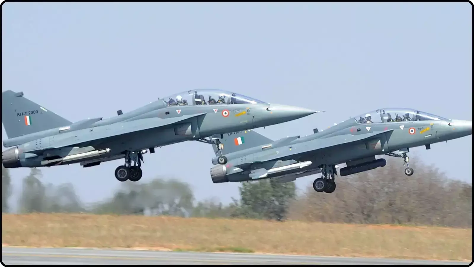 दो लड़ाकू विमान रनवे से उड़ान भरते हुए हिंदुस्तान एयरोनॉटिक्स लिमिटेड की उत्पादन क्षमता और रक्षा क्षेत्र को दर्शाते हैं।