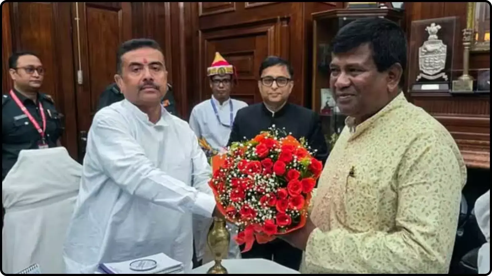 विधानसभा भवन के भीतर मुख्यमंत्री सुवेंदु अधिकारी नवनिर्वाचित अध्यक्ष रथींद्र बोस को गुलदस्ता भेंट करते हुए दिख रहे हैं। विधानसभा भवन के भीतर मुख्यमंत्री सुवेंदु अधिकारी नवनिर्वाचित अध्यक्ष रथींद्र बोस को गुलदस्ता भेंट करते हुए दिख रहे हैं।