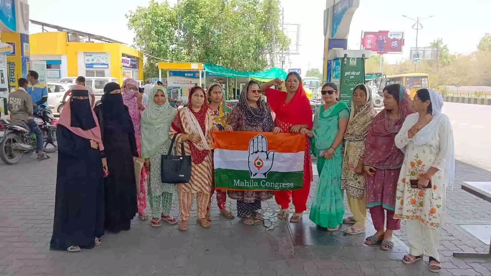 झालावाड़ के पेट्रोल पंप पर पार्टी का झंडा लेकर महंगाई के खिलाफ प्रदर्शन करती महिला कांग्रेस कार्यकर्ता। झालावाड़ के पेट्रोल पंप पर पार्टी का झंडा लेकर महंगाई के खिलाफ प्रदर्शन करती महिला कांग्रेस कार्यकर्ता।