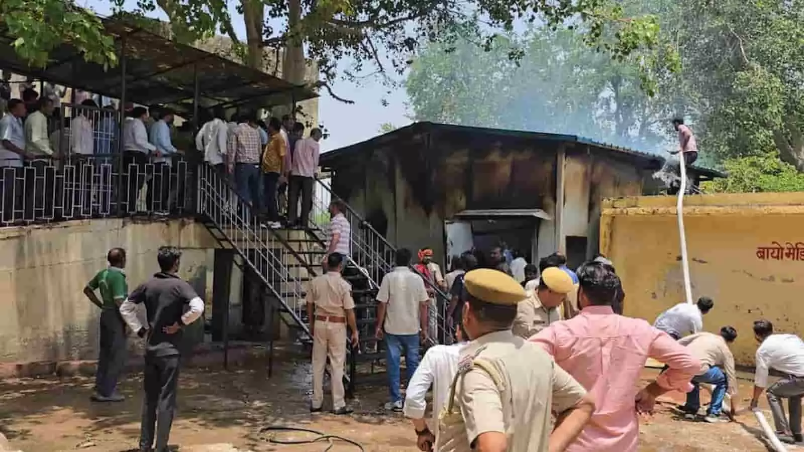 करौली जिला अस्पताल परिसर में आग बुझाते पुलिसकर्मी और दमकल विभाग के कर्मचारी दिख रहे हैं। करौली जिला अस्पताल परिसर में आग बुझाते पुलिसकर्मी और दमकल विभाग के कर्मचारी दिख रहे हैं।