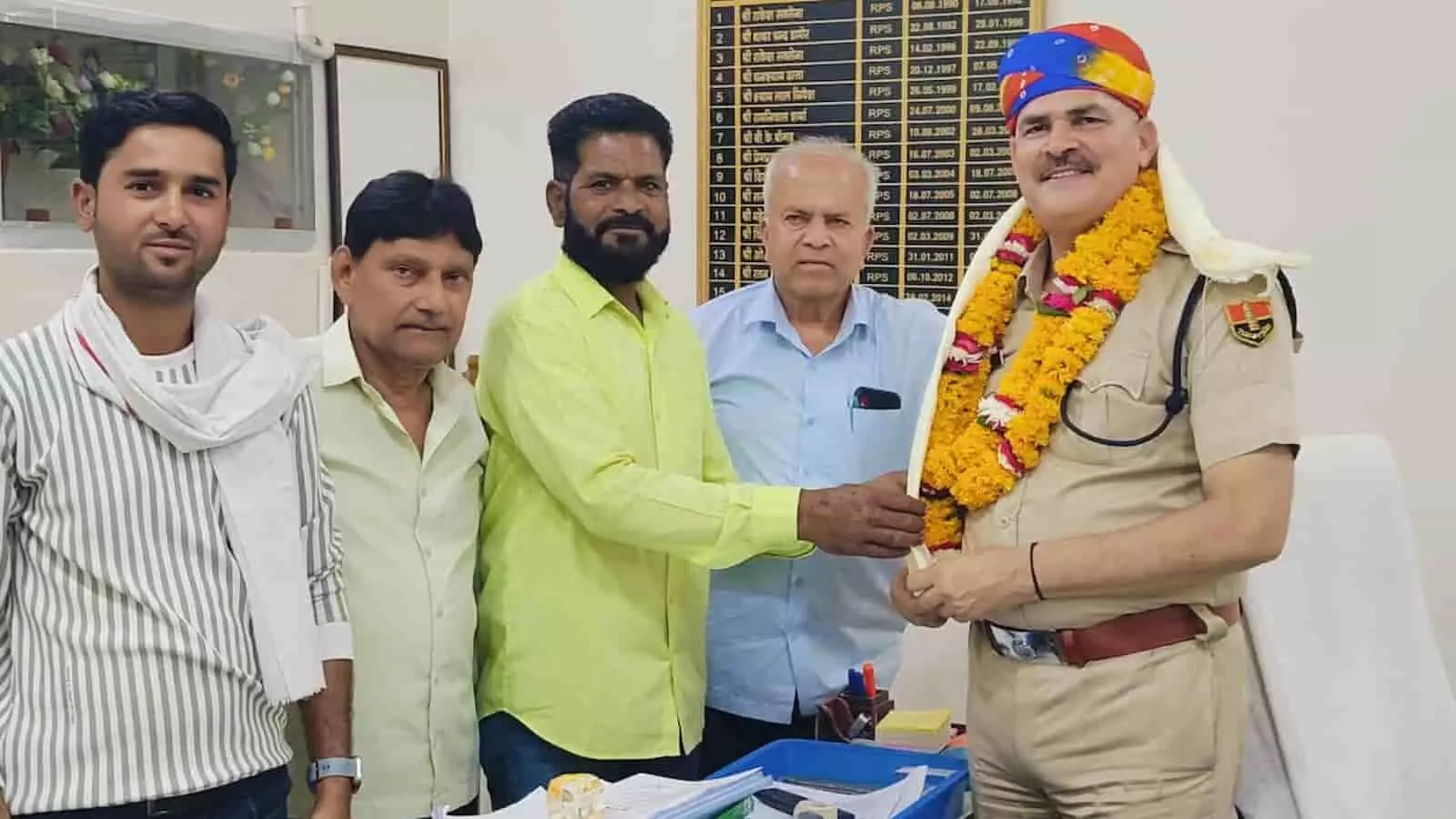 बारां में विदाई समारोह के दौरान पुलिस अधिकारी राजेश चौधरी को पगड़ी पहनाकर सम्मानित करते स्थानीय लोग। बारां में विदाई समारोह के दौरान पुलिस अधिकारी राजेश चौधरी को पगड़ी पहनाकर सम्मानित करते स्थानीय लोग।