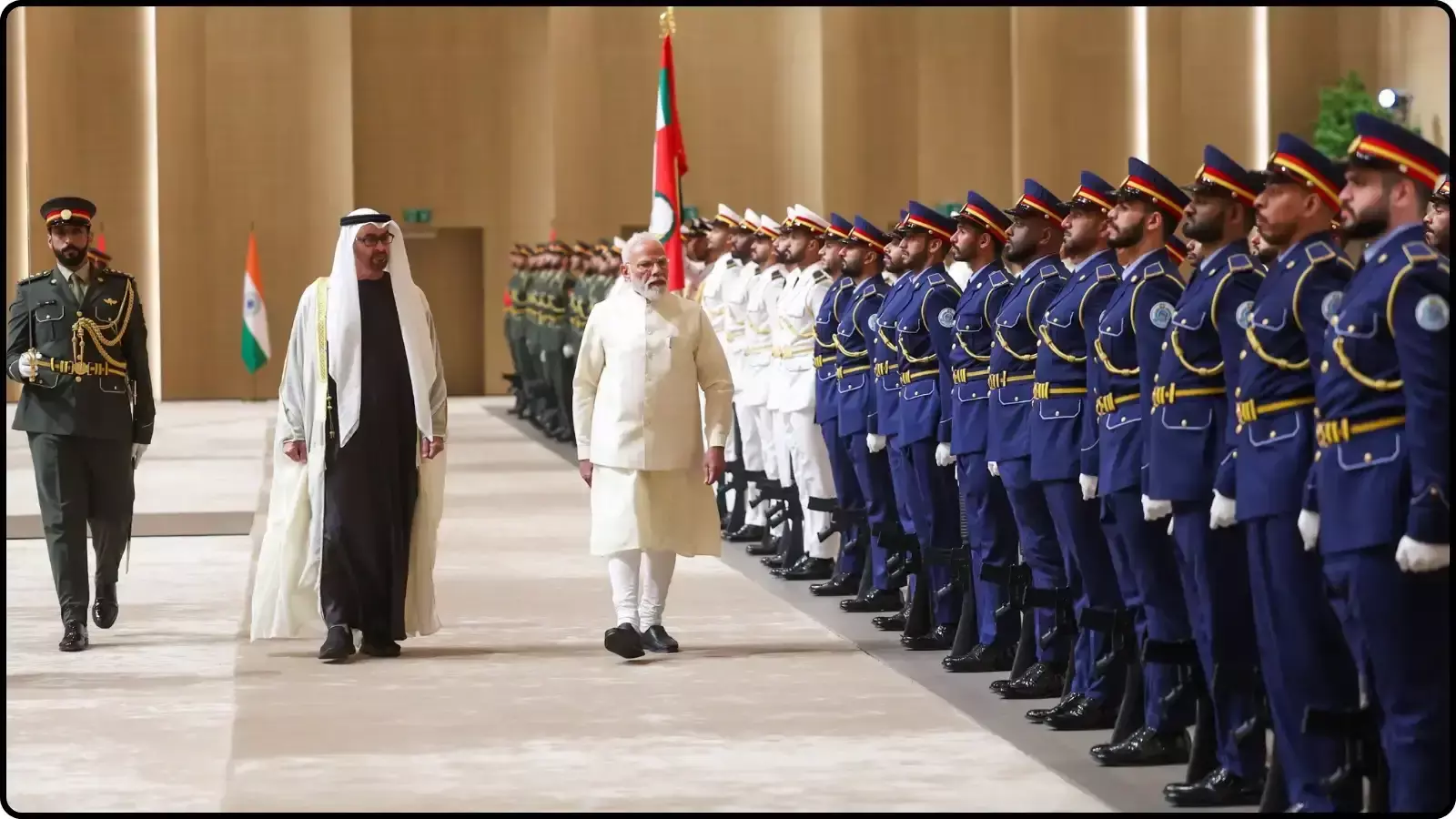 प्रधानमंत्री नरेंद्र मोदी और राष्ट्रपति शेख मोहम्मद बिन जायद अबू धाबी में सैन्य टुकड़ी के सामने से गुजरते हुए। प्रधानमंत्री नरेंद्र मोदी और राष्ट्रपति शेख मोहम्मद बिन जायद अबू धाबी में सैन्य टुकड़ी के सामने से गुजरते हुए।