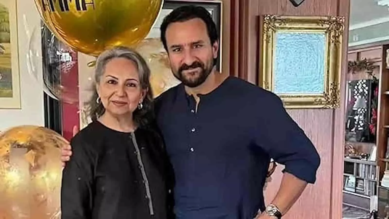 एक इनडोर कार्यक्रम के दौरान अभिनेता सैफ अली खान अपनी माता शर्मिला टैगोर के साथ खड़े हैं।