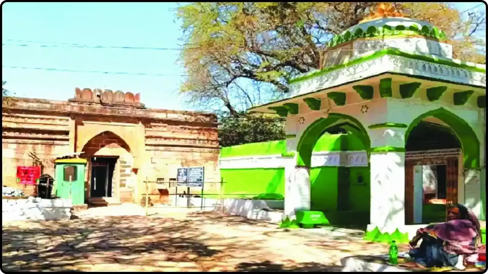 धार जिले में स्थित प्राचीन भोजशाला परिसर की ऐतिहासिक वास्तुकला और मुख्य प्रवेश द्वार का दृश्य।