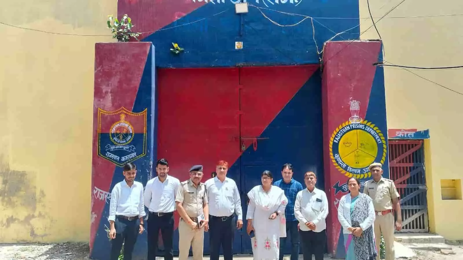 डीग जिला कारागृह के बाहर मुख्य न्यायिक मजिस्ट्रेट और पुलिस अधिकारियों की समीक्षा बैठक के दौरान सामूहिक तस्वीर। डीग जिला कारागृह के बाहर मुख्य न्यायिक मजिस्ट्रेट और पुलिस अधिकारियों की समीक्षा बैठक के दौरान सामूहिक तस्वीर।