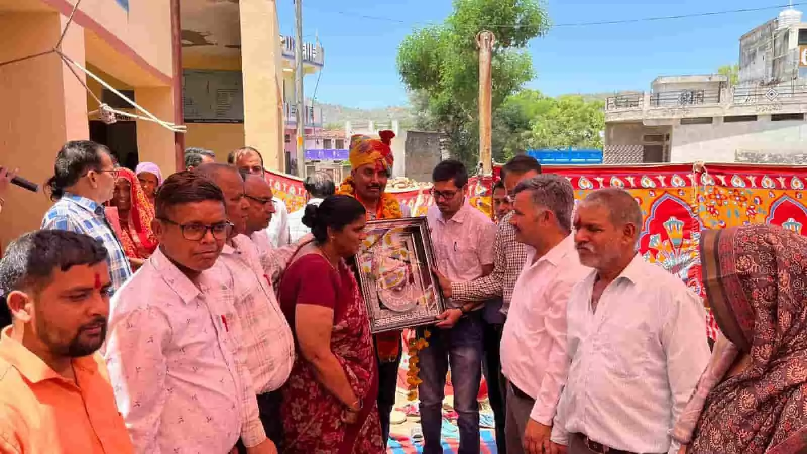 गोगला के राजकीय विद्यालय में शिक्षक राजेंद्र कुमावत को सम्मानित करते हुए ग्रामीण और शिक्षा विभाग के अधिकारी।