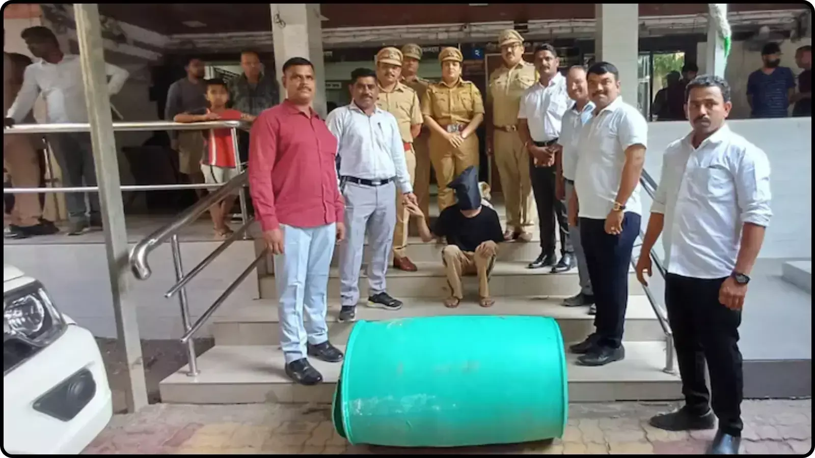 मुम्ब्रा पुलिस स्टेशन के बाहर खड़ी पुलिस वैन और जांच अधिकारियों की गतिविधि का दृश्य।