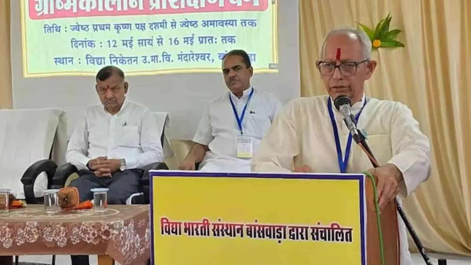 मंदारेश्वर के विद्या निकेतन विद्यालय में पोडियम पर भाषण देते विद्या भारती के अखिल भारतीय मंत्री शिव प्रसाद। मंदारेश्वर के विद्या निकेतन विद्यालय में पोडियम पर भाषण देते विद्या भारती के अखिल भारतीय मंत्री शिव प्रसाद।
