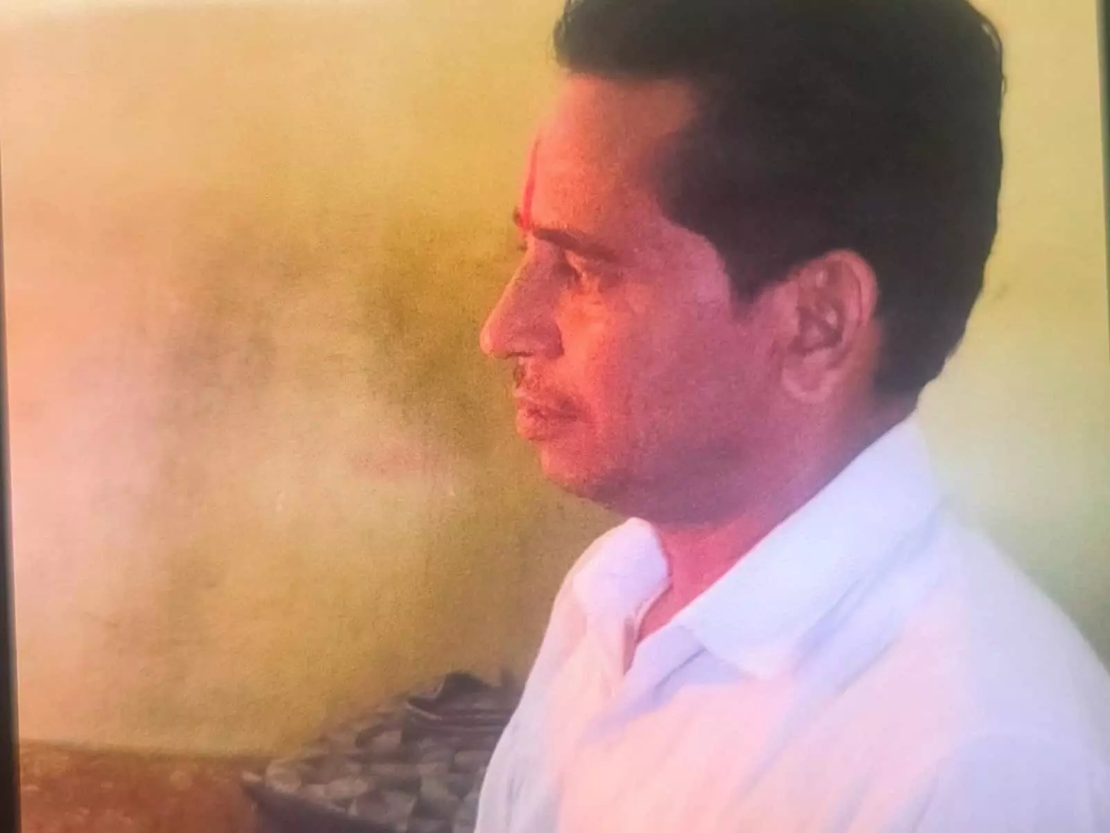 सफेद शर्ट पहने हुए धर्मेंद्र सिंह यादव का चित्र जिनकी झांसी के टहरौली में सड़क दुर्घटना में मृत्यु हुई। सफेद शर्ट पहने हुए धर्मेंद्र सिंह यादव का चित्र जिनकी झांसी के टहरौली में सड़क दुर्घटना में मृत्यु हुई।