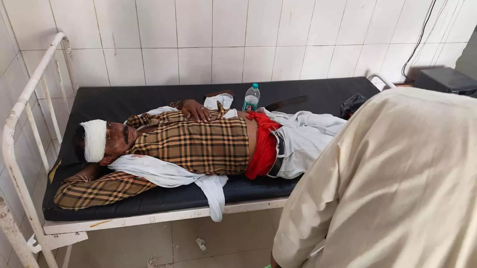 अस्पताल के बेड पर लेटा हुआ घायल पुलिसकर्मी गुरसरांय सामुदायिक स्वास्थ्य केंद्र में प्राथमिक उपचार के दौरान। अस्पताल के बेड पर लेटा हुआ घायल पुलिसकर्मी गुरसरांय सामुदायिक स्वास्थ्य केंद्र में प्राथमिक उपचार के दौरान।
