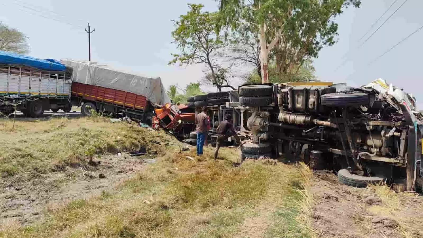 गुरसरांय मार्ग पर दुर्घटनाग्रस्त डंपर और डीसीएम सड़क किनारे पलटे हुए दिख रहे हैं। गुरसरांय मार्ग पर दुर्घटनाग्रस्त डंपर और डीसीएम सड़क किनारे पलटे हुए दिख रहे हैं।