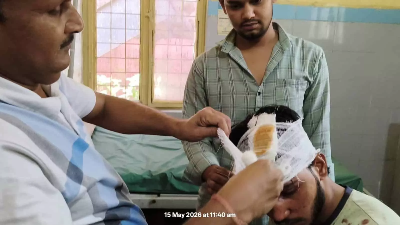 अलीगंज सामुदायिक स्वास्थ्य केंद्र में पट्टी बंधवाता घायल युवक और उपचार करते स्वास्थ्य कर्मी। अलीगंज सामुदायिक स्वास्थ्य केंद्र में पट्टी बंधवाता घायल युवक और उपचार करते स्वास्थ्य कर्मी।