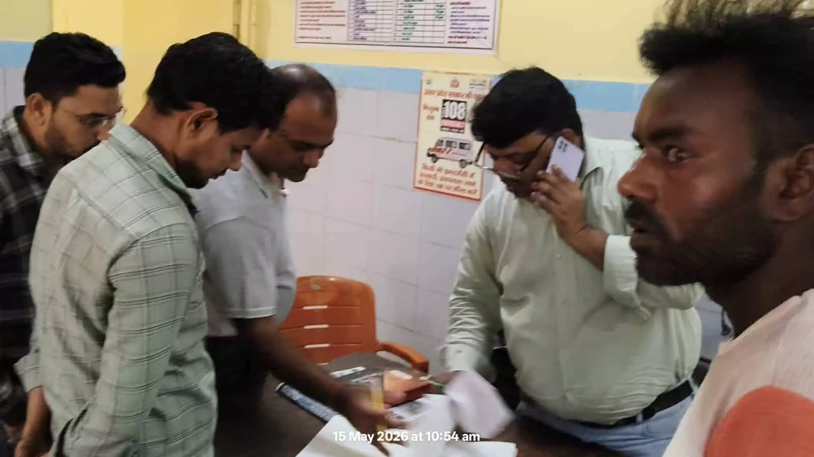अलीगंज सामुदायिक स्वास्थ्य केंद्र में चिकित्साधीक्षक औचक निरीक्षण के दौरान कर्मचारियों से पूछताछ और पंजिका की जांच करते हुए। अलीगंज सामुदायिक स्वास्थ्य केंद्र में चिकित्साधीक्षक औचक निरीक्षण के दौरान कर्मचारियों से पूछताछ और पंजिका की जांच करते हुए।