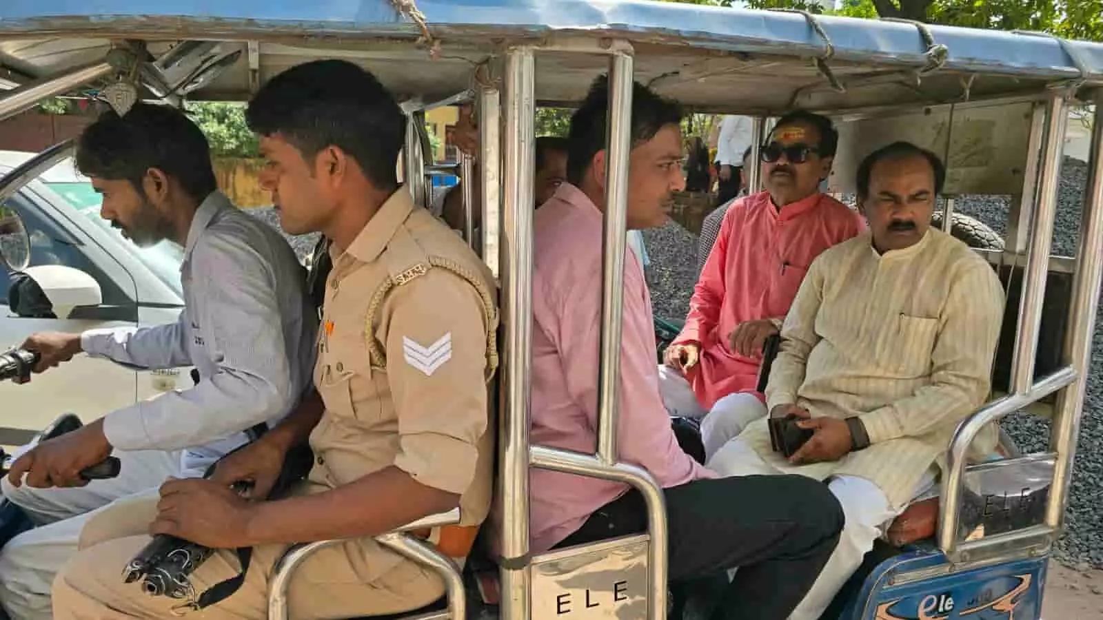 ई-रिक्शा में बैठे मारहरा विधायक वीरेंद्र वर्मा और भाजपा जिलाध्यक्ष प्रमोद गुप्ता एटा में पर्यावरण संरक्षण संदेश देते हुए। ई-रिक्शा में बैठे मारहरा विधायक वीरेंद्र वर्मा और भाजपा जिलाध्यक्ष प्रमोद गुप्ता एटा में पर्यावरण संरक्षण संदेश देते हुए।