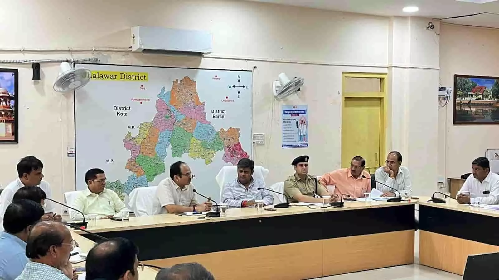 झालावाड़ मिनी सचिवालय सभागार में सांसद दुष्यंत सिंह विकास कार्यों की समीक्षा बैठक लेते हुए। झालावाड़ मिनी सचिवालय सभागार में सांसद दुष्यंत सिंह विकास कार्यों की समीक्षा बैठक लेते हुए।