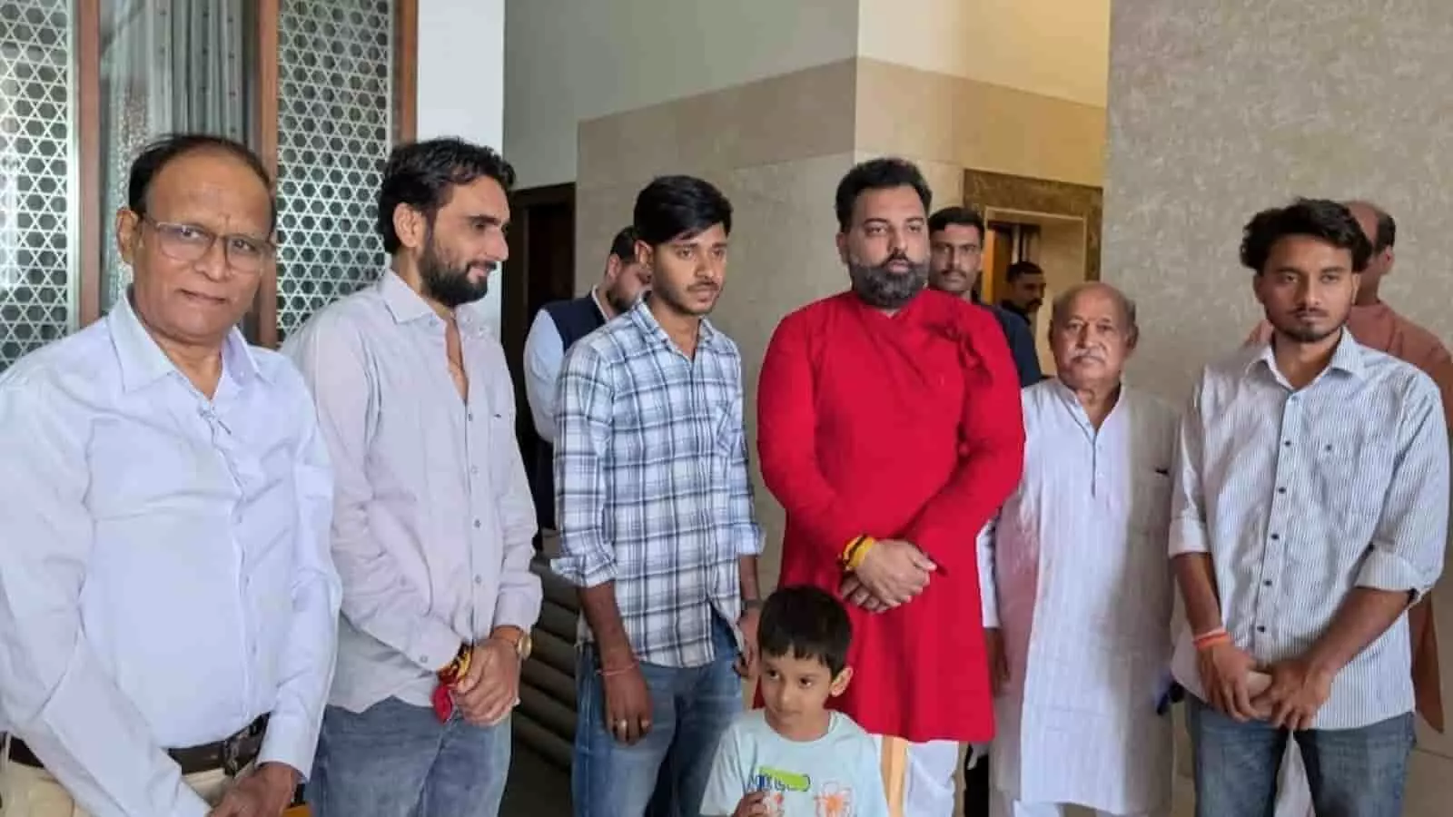 कोटा में शाहबाद घाटी जंगल बचाओ आंदोलन के प्रतिनिधियों के साथ चर्चा करते महाराणा लक्ष्यराज सिंह मेवाड़। कोटा में शाहबाद घाटी जंगल बचाओ आंदोलन के प्रतिनिधियों के साथ चर्चा करते महाराणा लक्ष्यराज सिंह मेवाड़।
