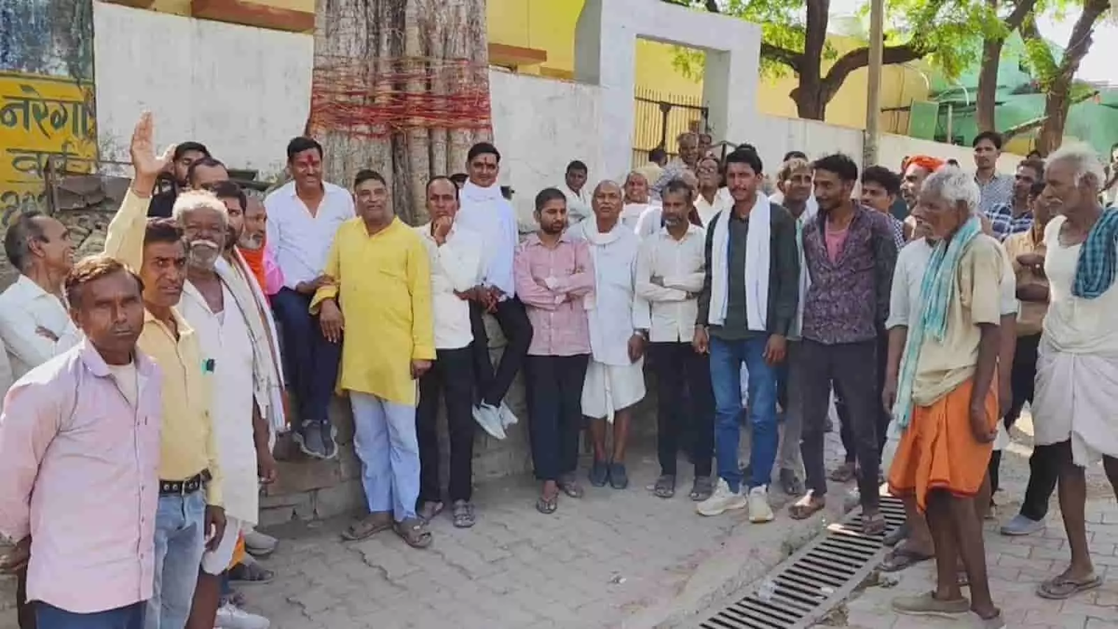 बारां के गऊघाट मंडल में ग्रामीणों को संबोधित करते विधायक राधेश्याम बैरवा और स्थानीय लोग। बारां के गऊघाट मंडल में ग्रामीणों को संबोधित करते विधायक राधेश्याम बैरवा और स्थानीय लोग।