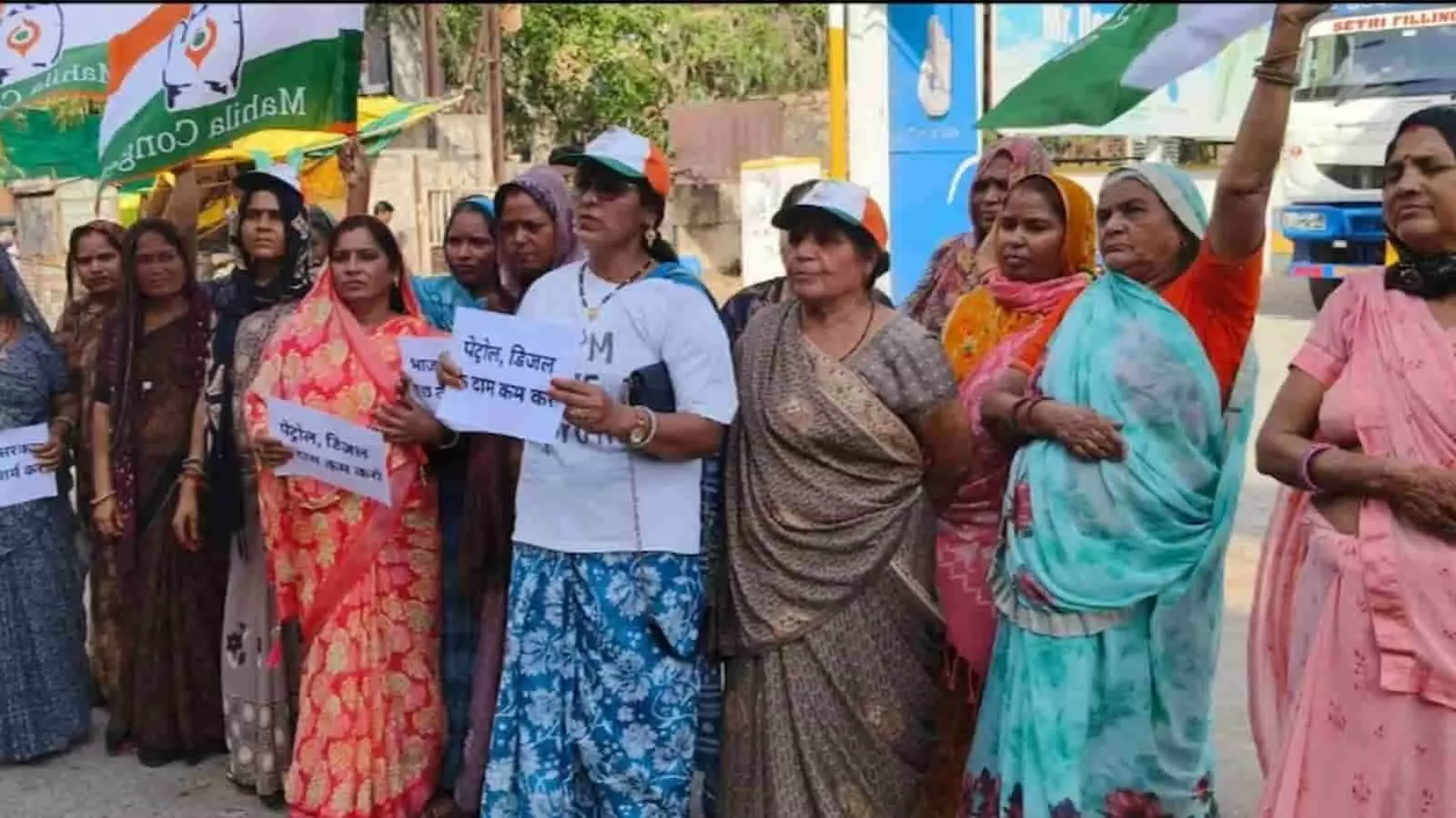 चार मूर्ति चौराहे पर पेट्रोल-डीजल की मूल्य वृद्धि के खिलाफ तख्तियां लेकर प्रदर्शन करतीं महिला कांग्रेस कार्यकर्ता। चार मूर्ति चौराहे पर पेट्रोल-डीजल की मूल्य वृद्धि के खिलाफ तख्तियां लेकर प्रदर्शन करतीं महिला कांग्रेस कार्यकर्ता।