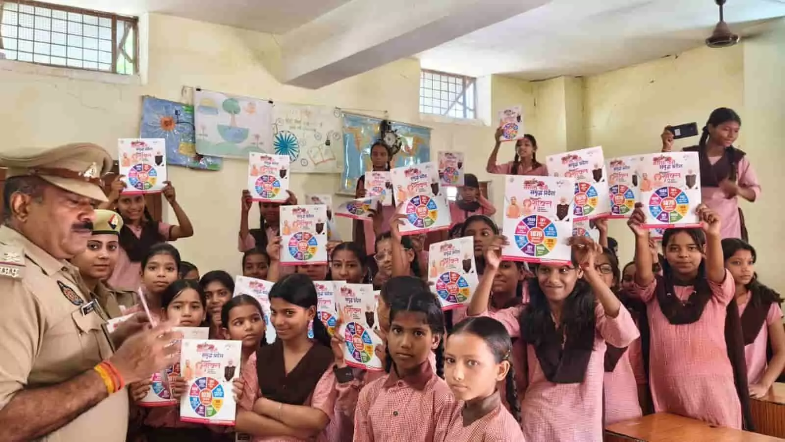 गुरसराय के पूर्व माध्यमिक विद्यालय में पुलिस अधिकारी छात्राओं को मिशन शक्ति के पंपलेट दिखाकर जागरूक कर रहे हैं। गुरसराय के पूर्व माध्यमिक विद्यालय में पुलिस अधिकारी छात्राओं को मिशन शक्ति के पंपलेट दिखाकर जागरूक कर रहे हैं।