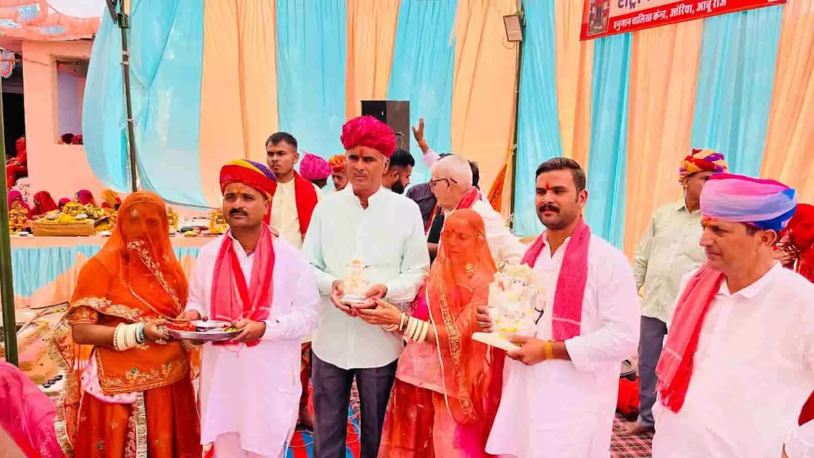 ओरिया के ओंकारेश्वर मंदिर में मूर्ति पकड़े हुए श्रद्धालु और पारंपरिक वेशभूषा में उपस्थित ग्रामीण। ओरिया के ओंकारेश्वर मंदिर में मूर्ति पकड़े हुए श्रद्धालु और पारंपरिक वेशभूषा में उपस्थित ग्रामीण।