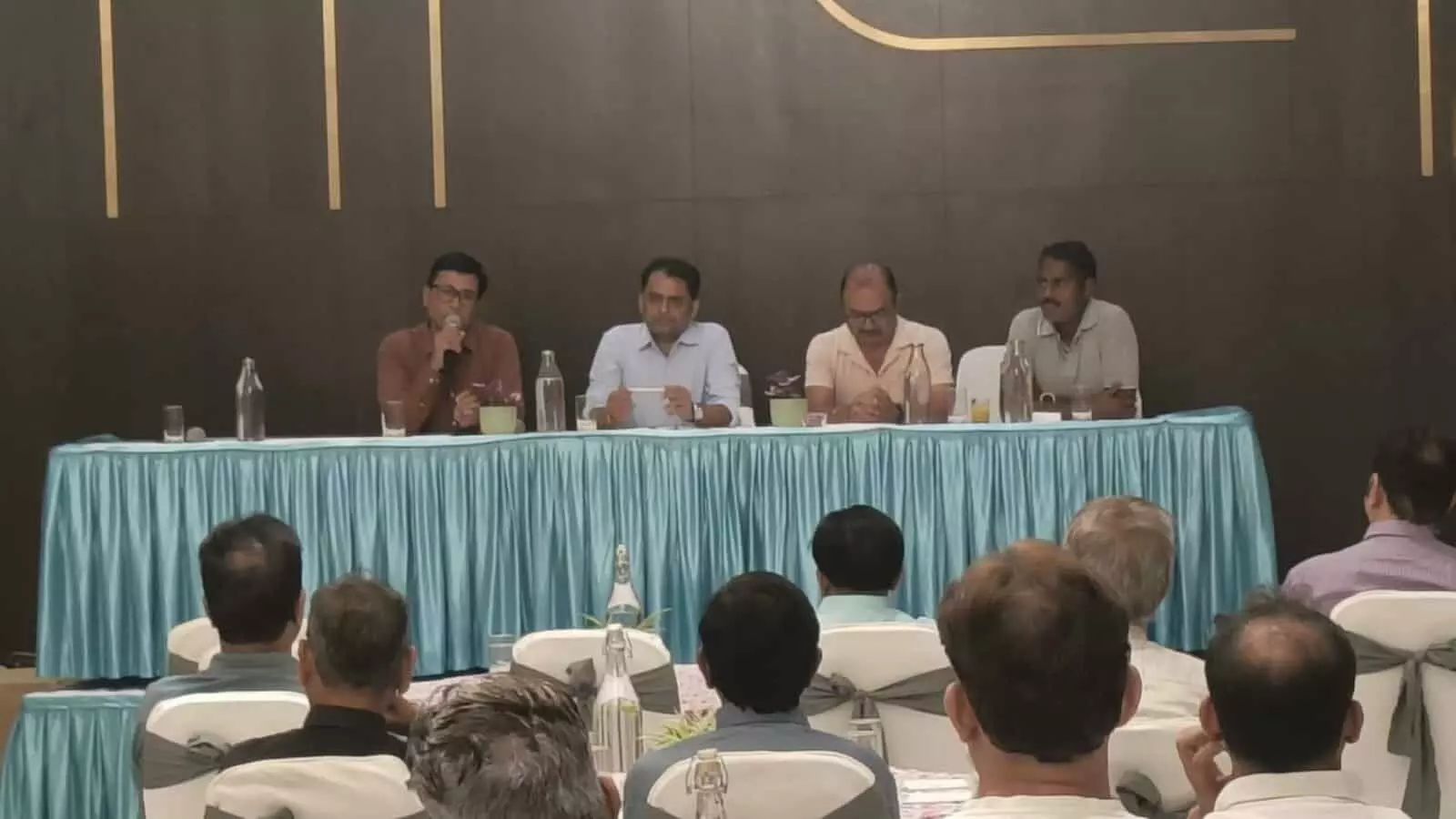 माउंट आबू होटल एसोसिएशन की बैठक में मंच पर बैठे नवनियुक्त पदाधिकारी और सामने उपस्थित सदस्य। माउंट आबू होटल एसोसिएशन की बैठक में मंच पर बैठे नवनियुक्त पदाधिकारी और सामने उपस्थित सदस्य।