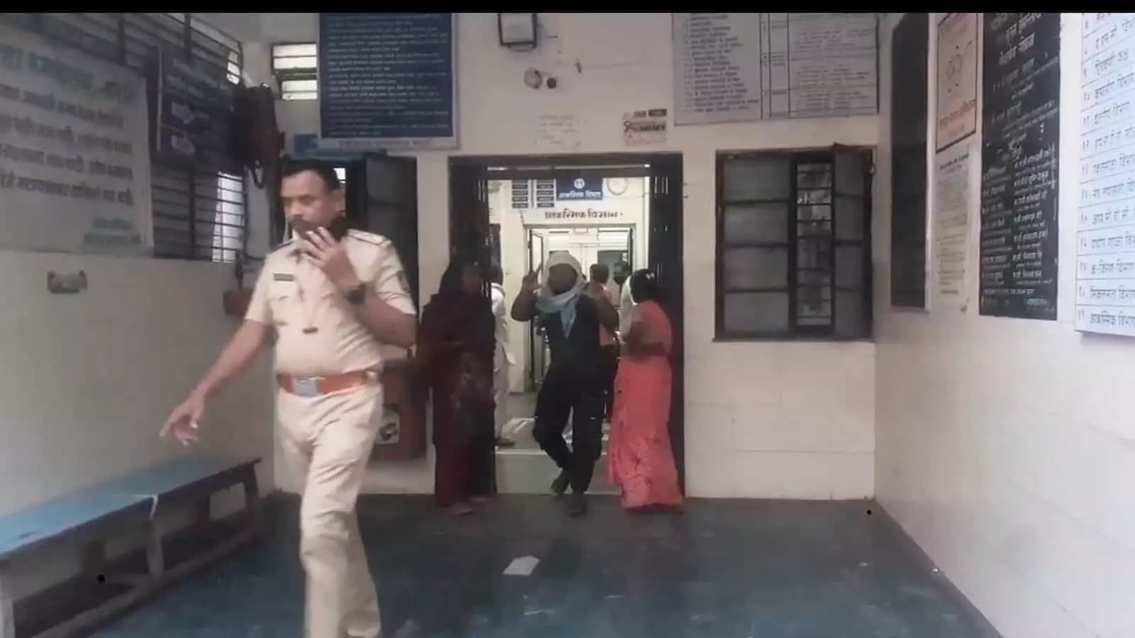 मोर्शी उपजिल्हा रुग्णालय के बाहर खड़े पुलिसकर्मी और स्थानीय लोग सड़क हादसे के संदर्भ में। मोर्शी उपजिल्हा रुग्णालय के बाहर खड़े पुलिसकर्मी और स्थानीय लोग सड़क हादसे के संदर्भ में।