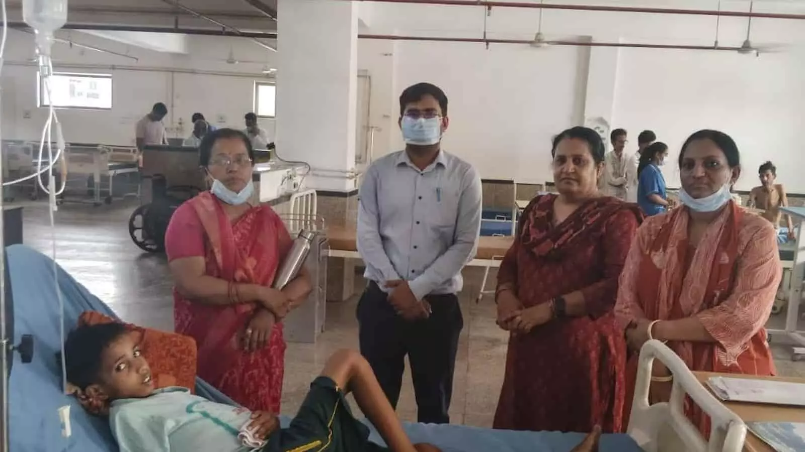 उदयपुर के पेसिफिक हॉस्पिटल में बाल कल्याण समिति सदस्य बीमार बालक के उपचार का जायजा लेते हुए।