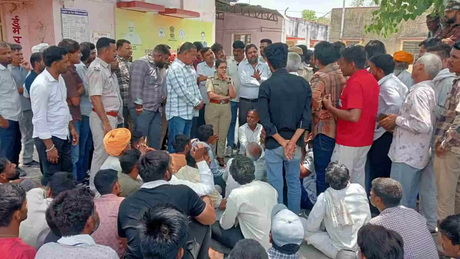 मावली उप जिला चिकित्सालय के बाहर बिजली विभाग के खिलाफ प्रदर्शन करते ग्रामीण और पुलिस अधिकारी।