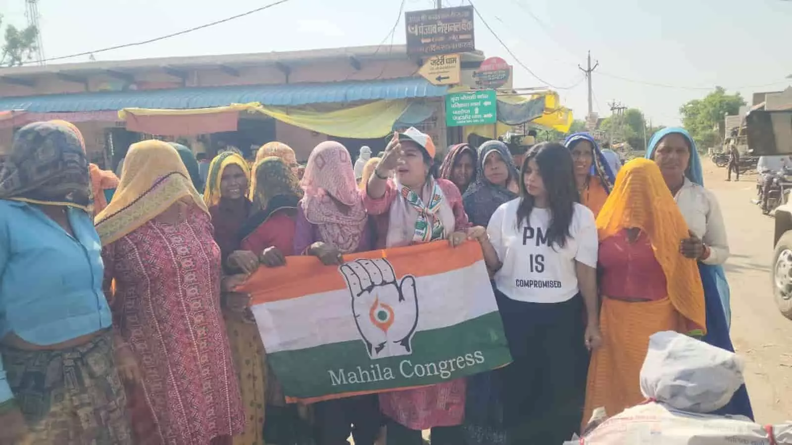 खोह चौराहे पर केंद्र सरकार के खिलाफ प्रदर्शन के दौरान नारेबाजी करतीं महिला कांग्रेस कार्यकर्ता। खोह चौराहे पर केंद्र सरकार के खिलाफ प्रदर्शन के दौरान नारेबाजी करतीं महिला कांग्रेस कार्यकर्ता।