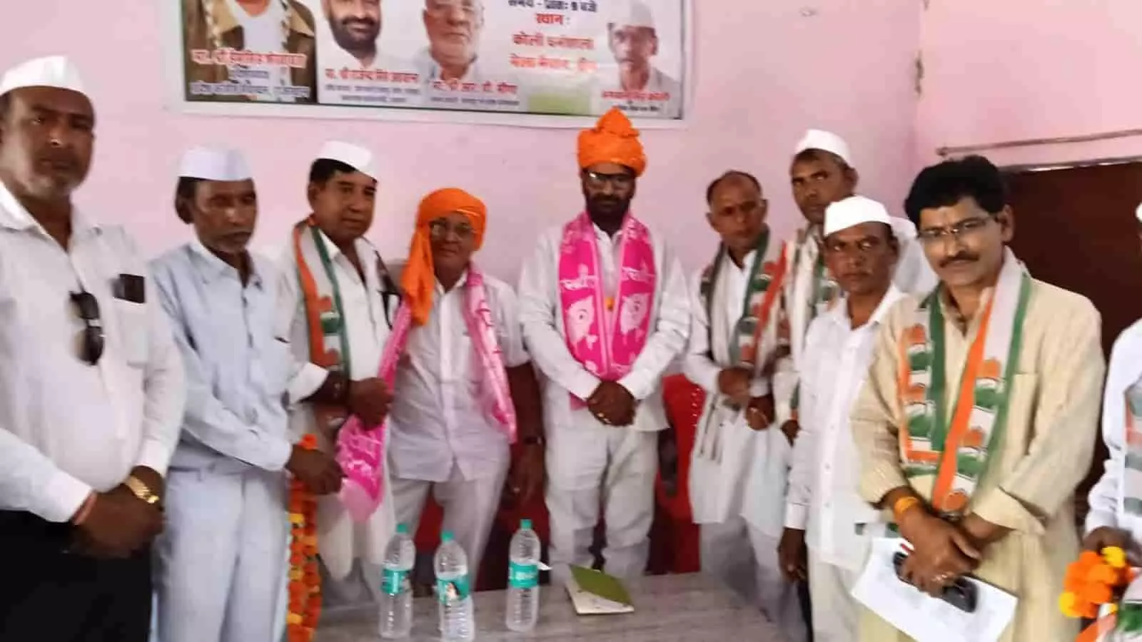 डीग में कांग्रेस सेवादल की बैठक के दौरान टेबल के पीछे खड़े पार्टी पदाधिकारी और कार्यकर्ता। डीग में कांग्रेस सेवादल की बैठक के दौरान टेबल के पीछे खड़े पार्टी पदाधिकारी और कार्यकर्ता।