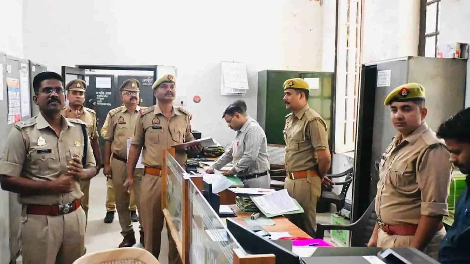 एटा पुलिस कार्यालय की शाखा में दस्तावेजों का निरीक्षण करते एसएसपी डॉ. इलामारन और अन्य पुलिसकर्मी। एटा पुलिस कार्यालय की शाखा में दस्तावेजों का निरीक्षण करते एसएसपी डॉ. इलामारन और अन्य पुलिसकर्मी।