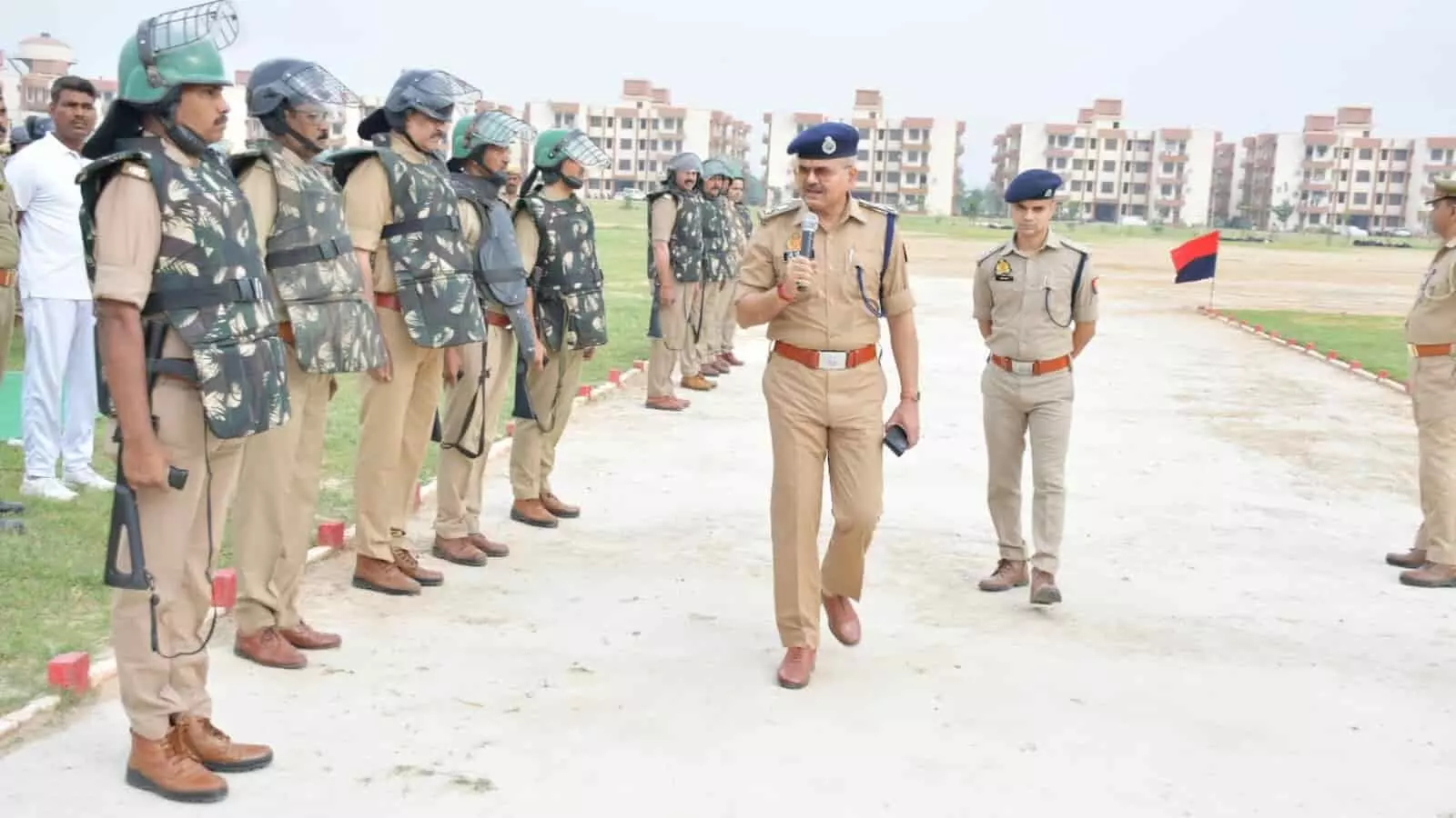 कासगंज पुलिस लाइन में परेड निरीक्षण और दंगा नियंत्रण अभ्यास करते एसपी ओ.पी. सिंह और पुलिसकर्मी। कासगंज पुलिस लाइन में परेड निरीक्षण और दंगा नियंत्रण अभ्यास करते एसपी ओ.पी. सिंह और पुलिसकर्मी।
