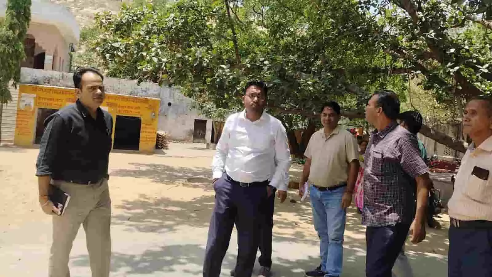 केदारनाथ मार्ग पर निरीक्षण करते जिला कलेक्टर मयंक मनीष और अन्य प्रशासनिक अधिकारी उपस्थित हैं। केदारनाथ मार्ग पर निरीक्षण करते जिला कलेक्टर मयंक मनीष और अन्य प्रशासनिक अधिकारी उपस्थित हैं।