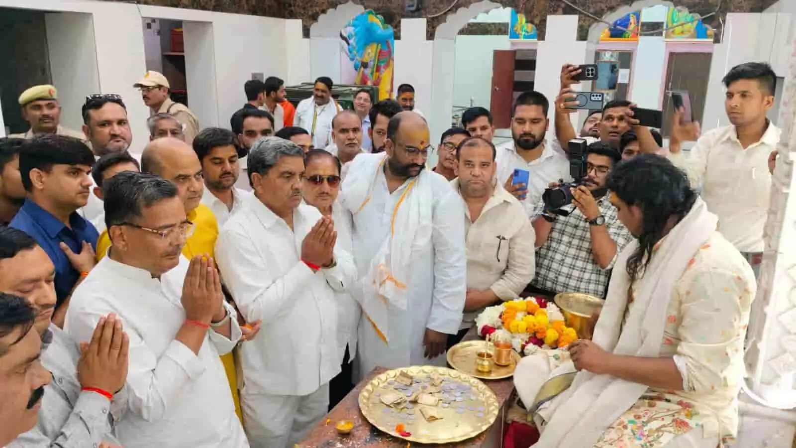 तीर्थ नगरी सोरों में वराह भगवान मंदिर में हाथ जोड़कर प्रार्थना करते पर्यटन मंत्री जयवीर सिंह और अन्य गणमान्य व्यक्ति।
