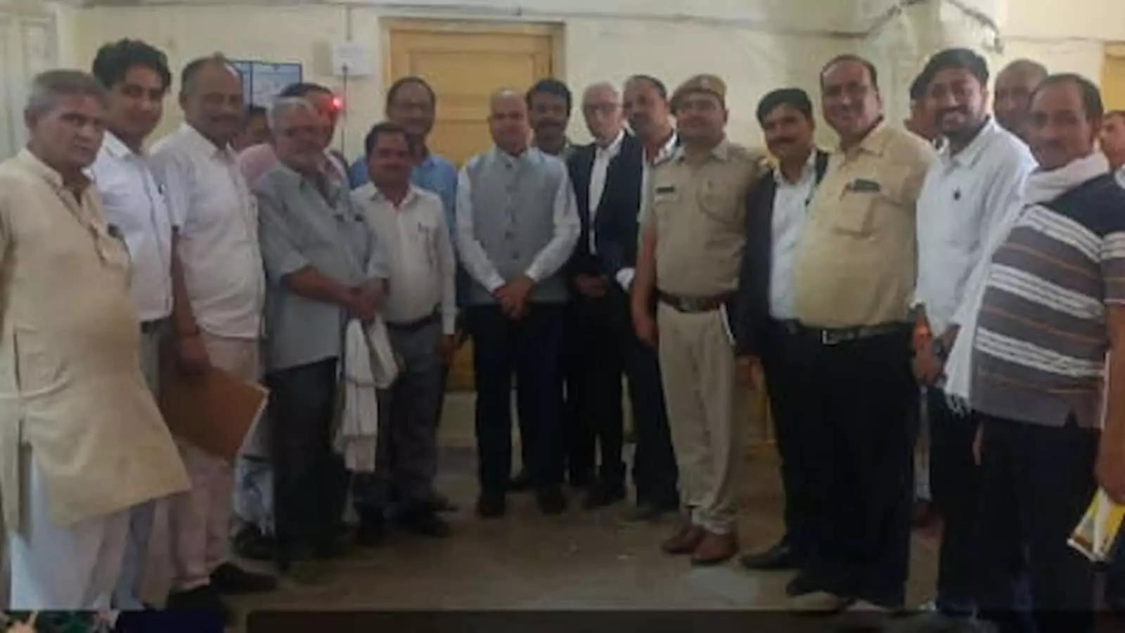 डीग जिला न्यायालय परिसर में न्यायाधीश और अधिवक्ता ऐतिहासिक मूर्ति स्थापना आदेश के बाद समूह में खड़े हैं। डीग जिला न्यायालय परिसर में न्यायाधीश और अधिवक्ता ऐतिहासिक मूर्ति स्थापना आदेश के बाद समूह में खड़े हैं।