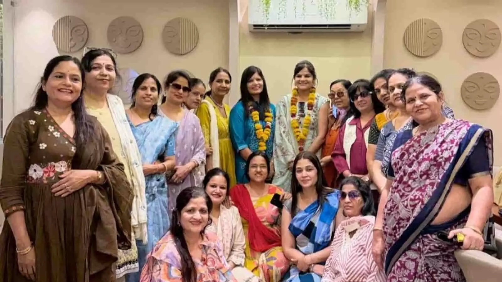 बारां में वैश्य महा सम्मेलन महिला इकाई की नवनिर्वाचित पदाधिकारी और सदस्याएं सामूहिक चित्र के दौरान। बारां में वैश्य महा सम्मेलन महिला इकाई की नवनिर्वाचित पदाधिकारी और सदस्याएं सामूहिक चित्र के दौरान।