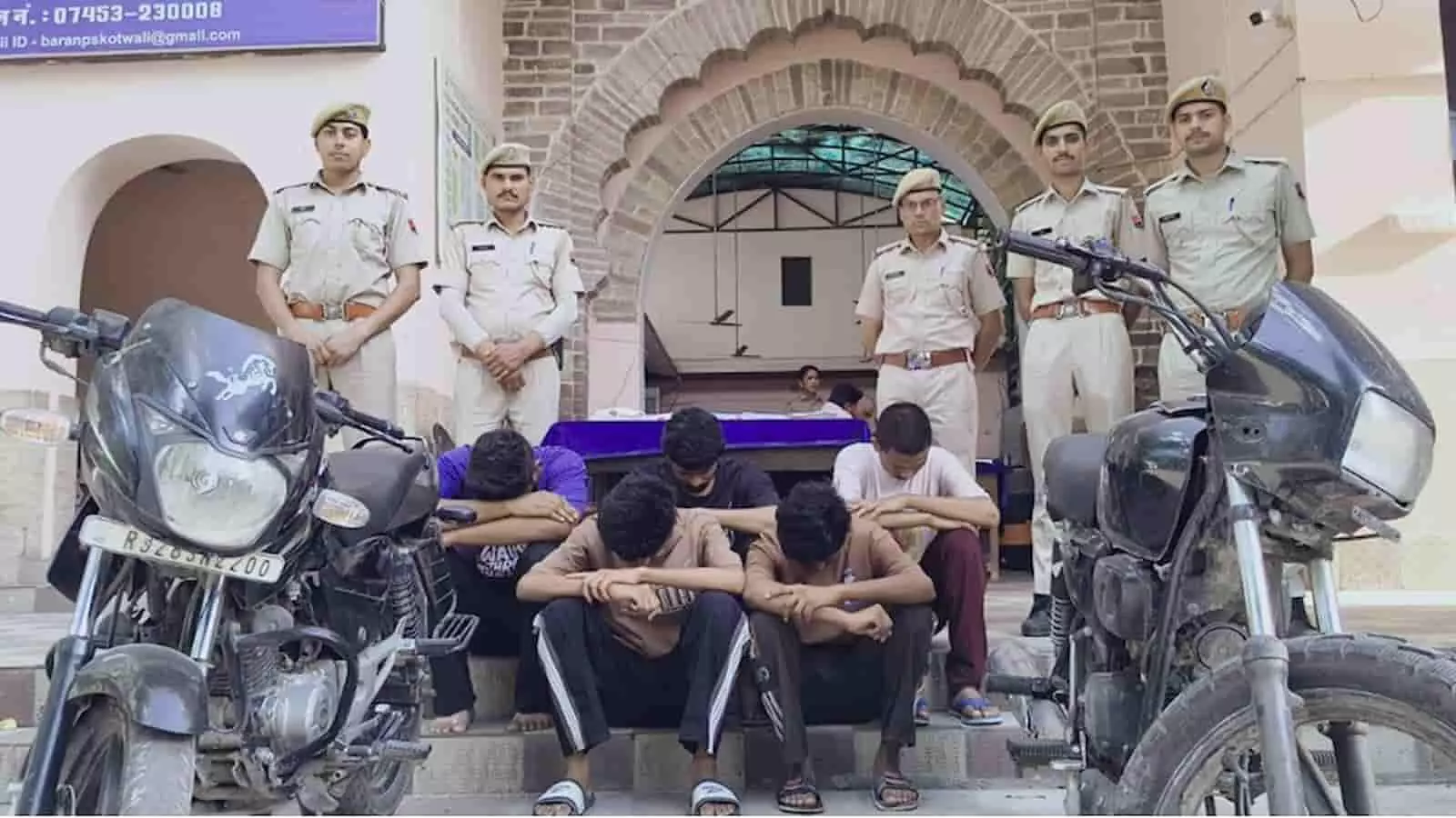 बारां पुलिस टीम की निगरानी में बैठे व्यापारी अपहरण मामले के सात आरोपी और बरामद मोटरसाइकिलें। बारां पुलिस टीम की निगरानी में बैठे व्यापारी अपहरण मामले के सात आरोपी और बरामद मोटरसाइकिलें।