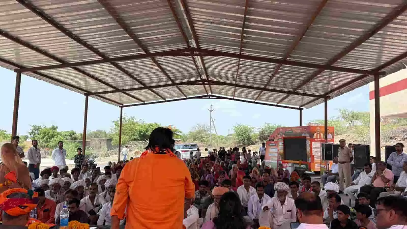 भभाना में ग्राम रथ जनसंवाद कार्यक्रम के दौरान मंच से ग्रामीणों को संबोधित करते सहकारिता मंत्री गौतम कुमार दक। भभाना में ग्राम रथ जनसंवाद कार्यक्रम के दौरान मंच से ग्रामीणों को संबोधित करते सहकारिता मंत्री गौतम कुमार दक।