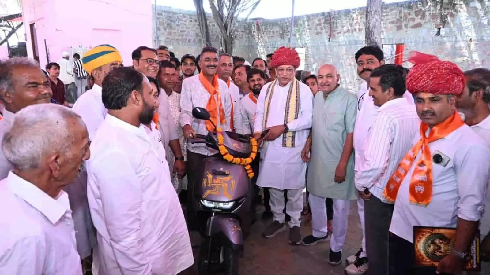 सुमेरपुर में श्री मामाधणी डुंगलाई तीर्थ पर वार्षिक महोत्सव के दौरान कैबिनेट मंत्री जोराराम कुमावत और अन्य लोग उपस्थित हैं। सुमेरपुर में श्री मामाधणी डुंगलाई तीर्थ पर वार्षिक महोत्सव के दौरान कैबिनेट मंत्री जोराराम कुमावत और अन्य लोग उपस्थित हैं।